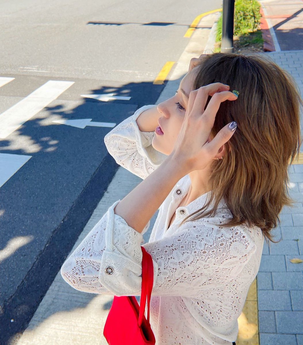 xoxomijeon's tweet photo. Cuaca di luar bener-bener panas, jangan lupa pada pake sunscreen ya ☀️ https://t.co/GqYmgzSnEs