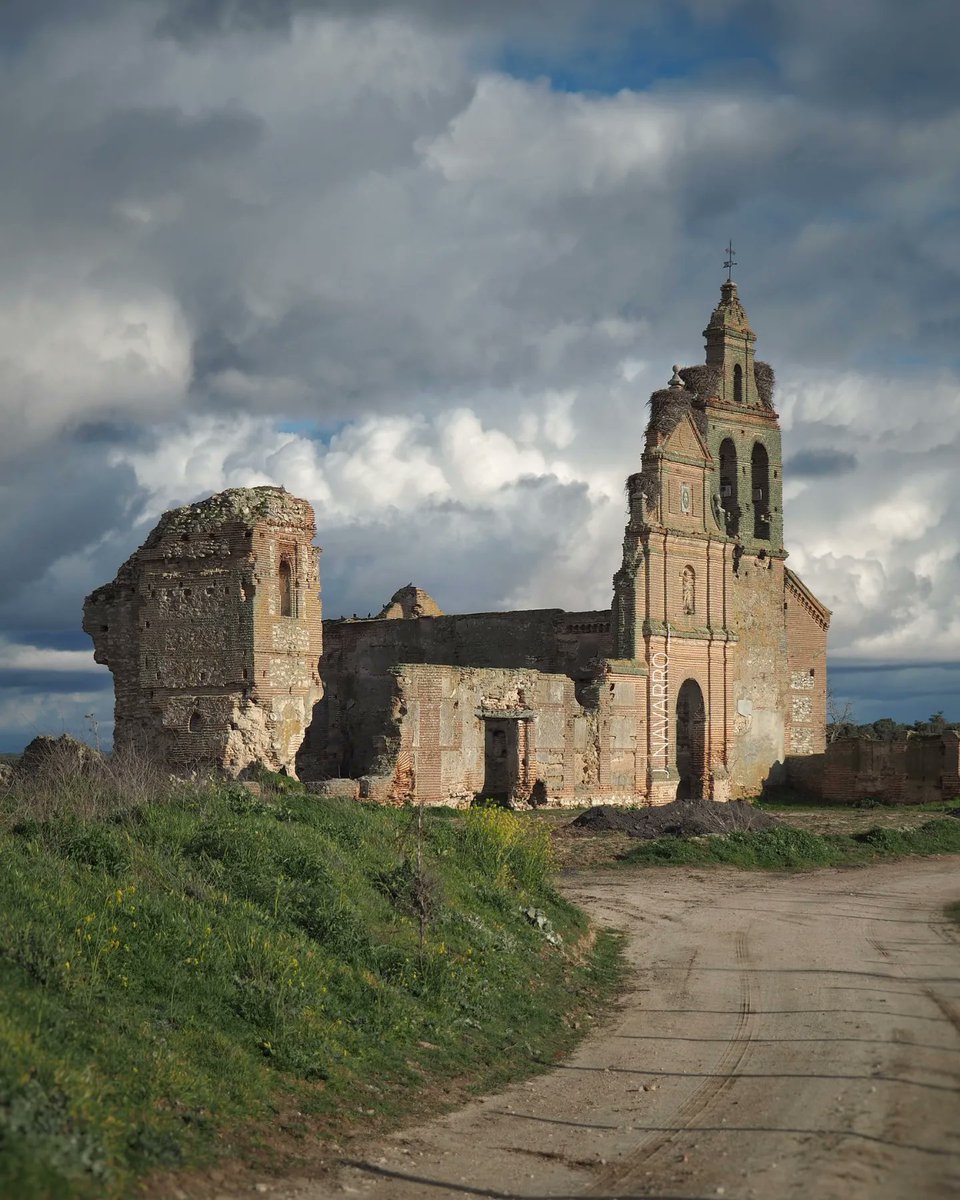 ¿Cuál será el extraño poder de seducción que tienen ruinas? 
En la imagen, los restos de la iglesia de San Pablo de la Moraleja, en la provincia de #Valladolid 
Fundación carmelita del siglo XIV, iglesia del XVIII y desamortización en el XIX.