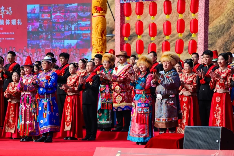ThisisZhangye's tweet image. Sweet moments💑! A group wedding was held at Zhangye's Danxia scenic spot last Sunday.

🤵👰100 couples walked hand in hand into the bliss of marriage, surrounded by their loved ones. Best wishes to all🤗! #SweetZhangye #ChineseWedding #LoveInNature