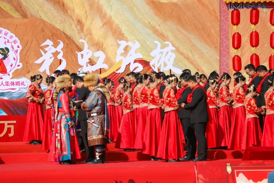 ThisisZhangye's tweet image. Sweet moments💑! A group wedding was held at Zhangye's Danxia scenic spot last Sunday.

🤵👰100 couples walked hand in hand into the bliss of marriage, surrounded by their loved ones. Best wishes to all🤗! #SweetZhangye #ChineseWedding #LoveInNature