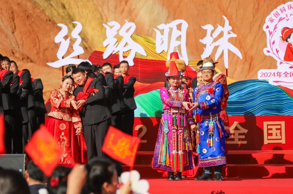 ThisisZhangye's tweet image. Sweet moments💑! A group wedding was held at Zhangye's Danxia scenic spot last Sunday.

🤵👰100 couples walked hand in hand into the bliss of marriage, surrounded by their loved ones. Best wishes to all🤗! #SweetZhangye #ChineseWedding #LoveInNature