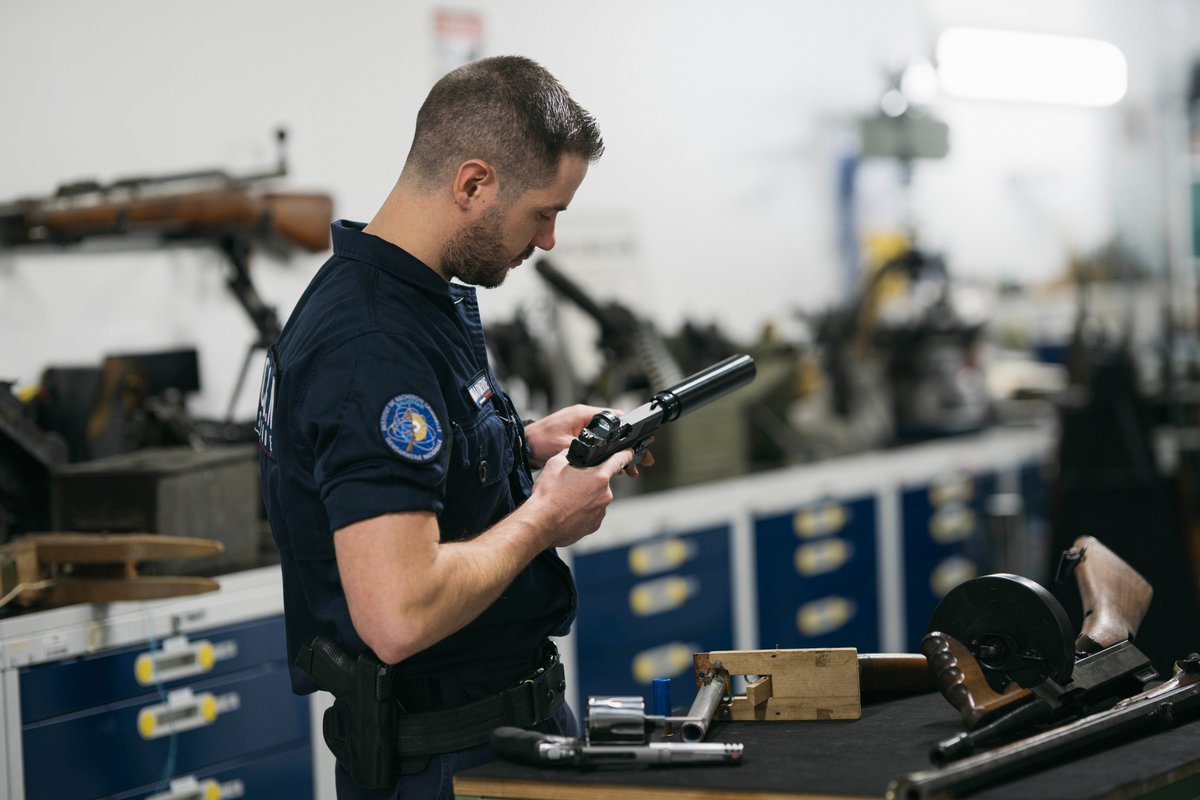 Interieur_Gouv's tweet photo. #LeSaviezVous I Le département balistique de l’Institut de recherche criminelle de la @Gendarmerie possède l’une des plus grandes collections d’armes d’Europe.👮‍♀️

Elle réunit plus de 10 000 armes et 700 000 munitions nécessaires à l’analyse de crimes ou délits.🕵️‍♀️ https://t.co/E9jIGBdTwe