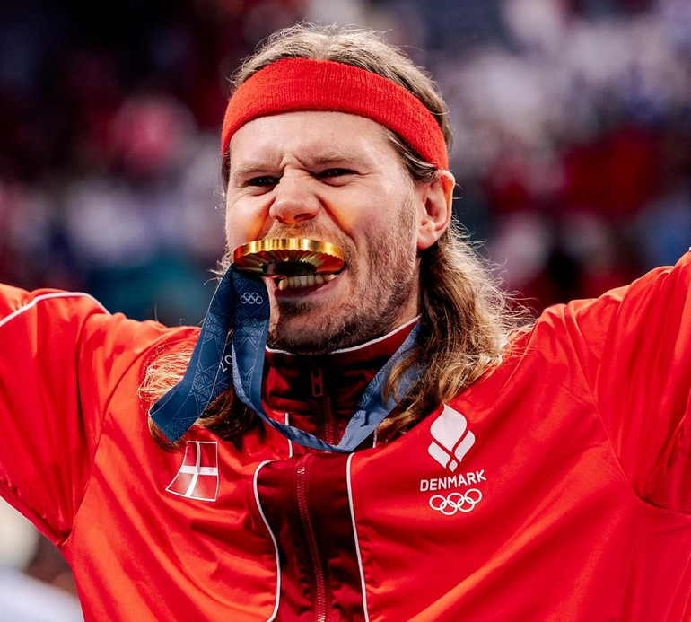 CatHandbol's tweet photo. "Mikkel Hansen @mikkelhansen24 o l'última batalla del fill poeta d’Odin" 
Torna en plena forma la ploma de @Pau_Llobet 🙌
➡️ https://t.co/2Amb0HV9cK https://t.co/QbiJLazmwM