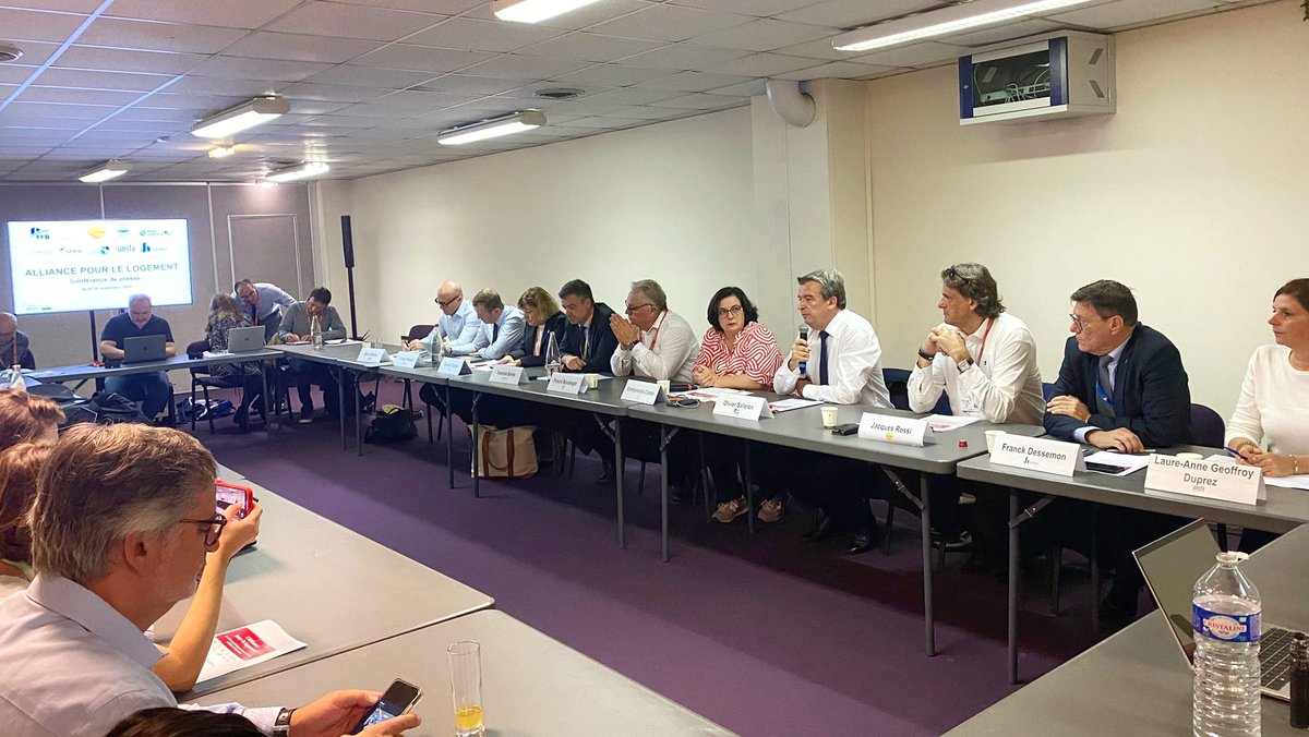 🎙️ [CONFÉRENCE DE PRESSE] Dans le cadre du #CongrèsHLM l'Alliance pour le Logement s'est réunie pour une tenir une conférence de presse et demander à ce que ces 7 mesures soient mises en œuvre rapidement pour le #PLF 2025 :

✅ Rétablissement d’un prêt à taux zéro #PTZ universel,