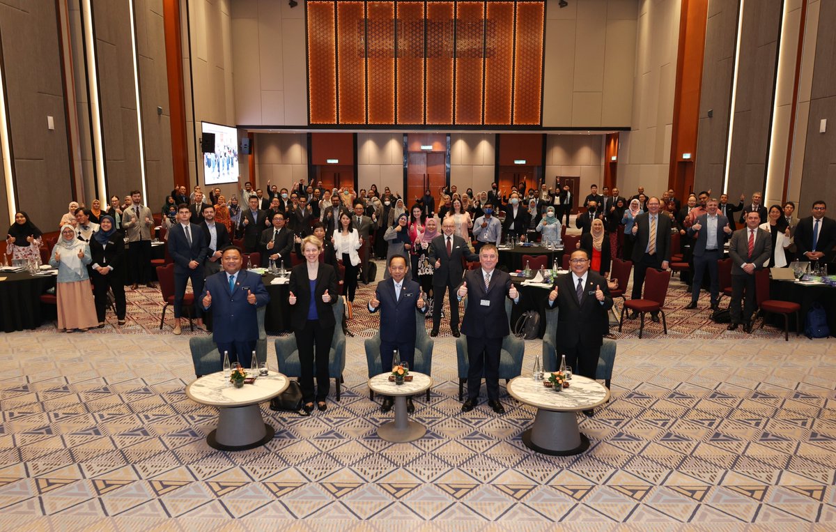 🎉💻 <a href="/ESIWA_EU/">ESIWA_EU</a> celebrates the Malaysian #CyberSecurity Act 2024 that entered into force in August. More on the act 🔗👉 nacsa.gov.my/act854.php

🇪🇺🤝🇲🇾 This group photo is from February 2023 when ESIWA co-organised the EU-Malaysia seminar to strengthen capacity to