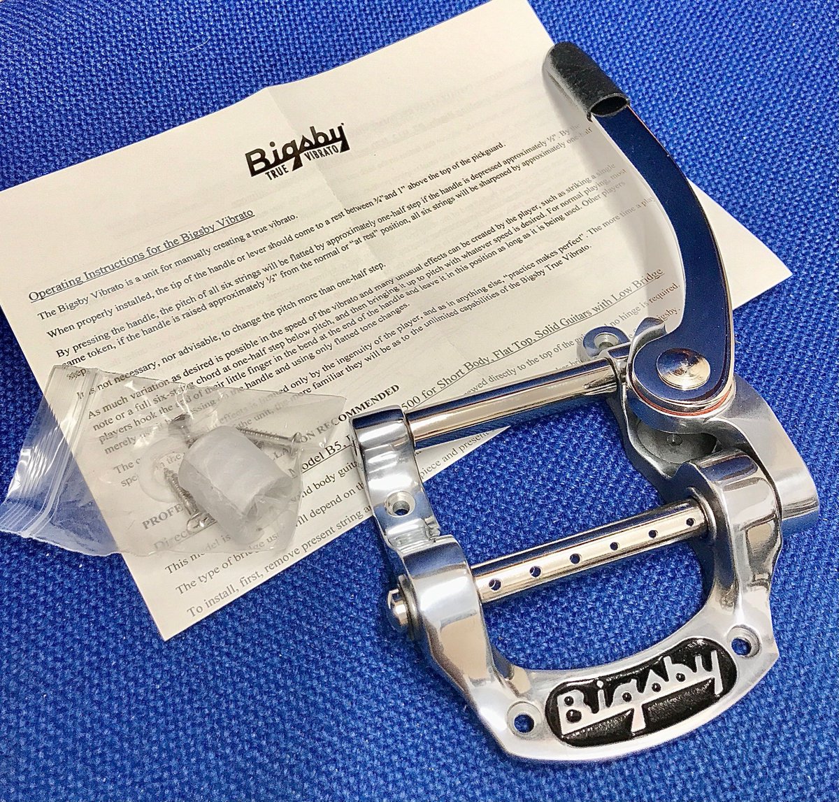 gluedtomusic's tweet image. The Bigsby B5 &apos;horseshoe&apos; is designed for flat top guitars like Gibson SGs, Rickenbacker 325s, Fender Telecasters etc. and allows you to produce smooth and subtle tremolo/vibrato effects. 👌🎸🇺🇸 

@bigsby @vibramate #paulbigsby #gibsonsg #tele

gluedtomusic.com/products/4300/