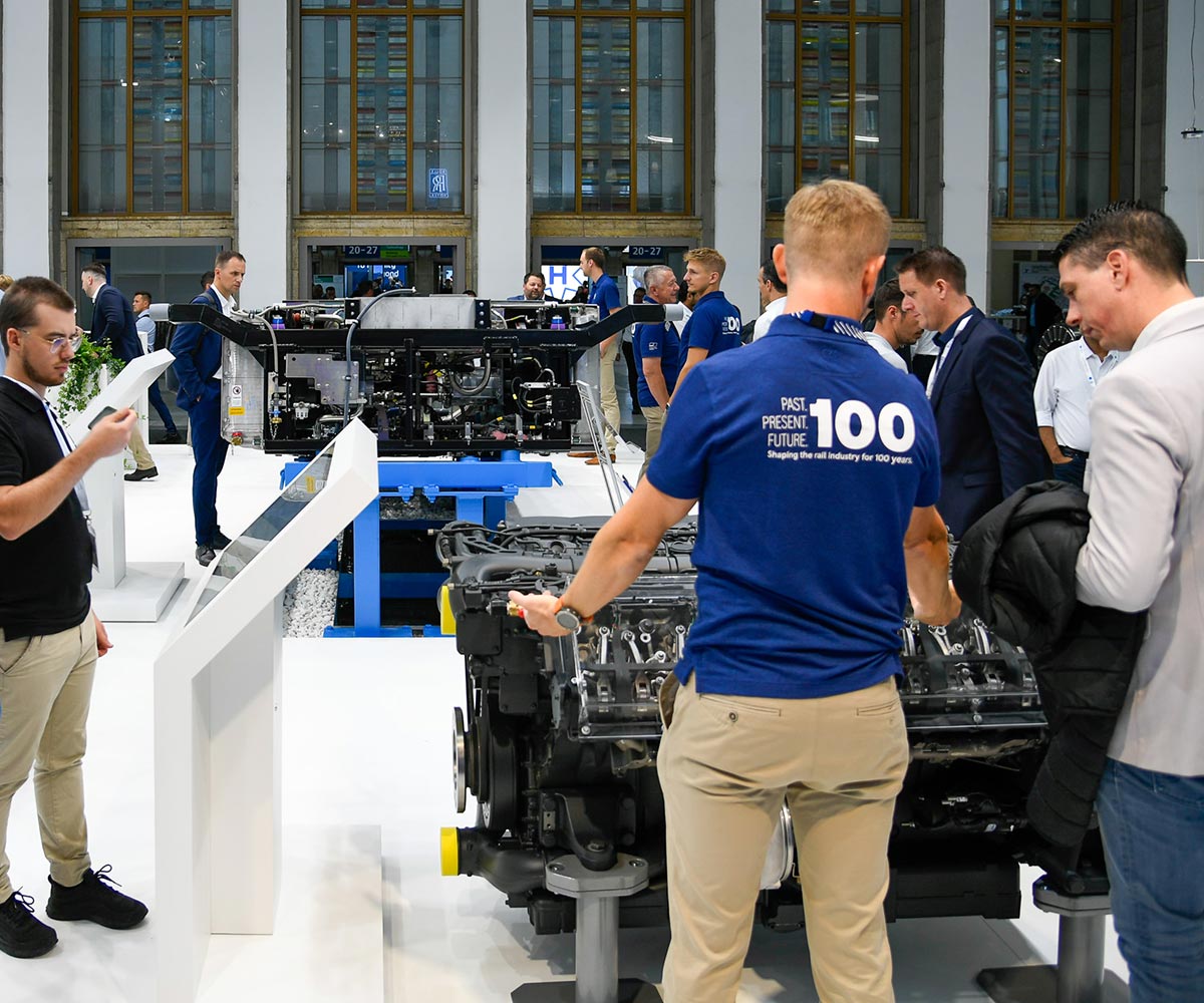 rrpowersystems's tweet photo. Take a closer look at our rail engines, such as the mtu PowerPack or our powerful Series 4000! #Innotrans in Berlin is the perfect opportunity – and both engines are popular photo opportunities for visitors! Come and visit us at Stand 500 in Hall 18 and talk to our drive experts. https://t.co/rqEgyynsHW
