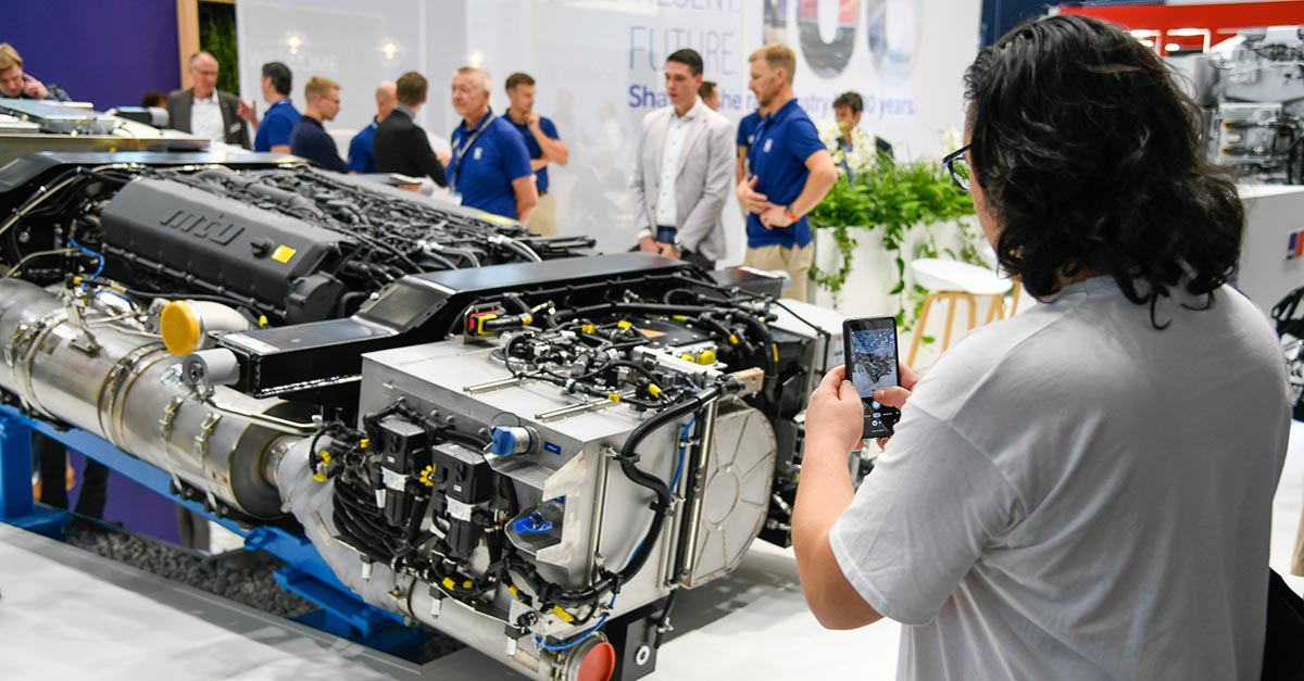 rrpowersystems's tweet photo. Take a closer look at our rail engines, such as the mtu PowerPack or our powerful Series 4000! #Innotrans in Berlin is the perfect opportunity – and both engines are popular photo opportunities for visitors! Come and visit us at Stand 500 in Hall 18 and talk to our drive experts. https://t.co/rqEgyynsHW
