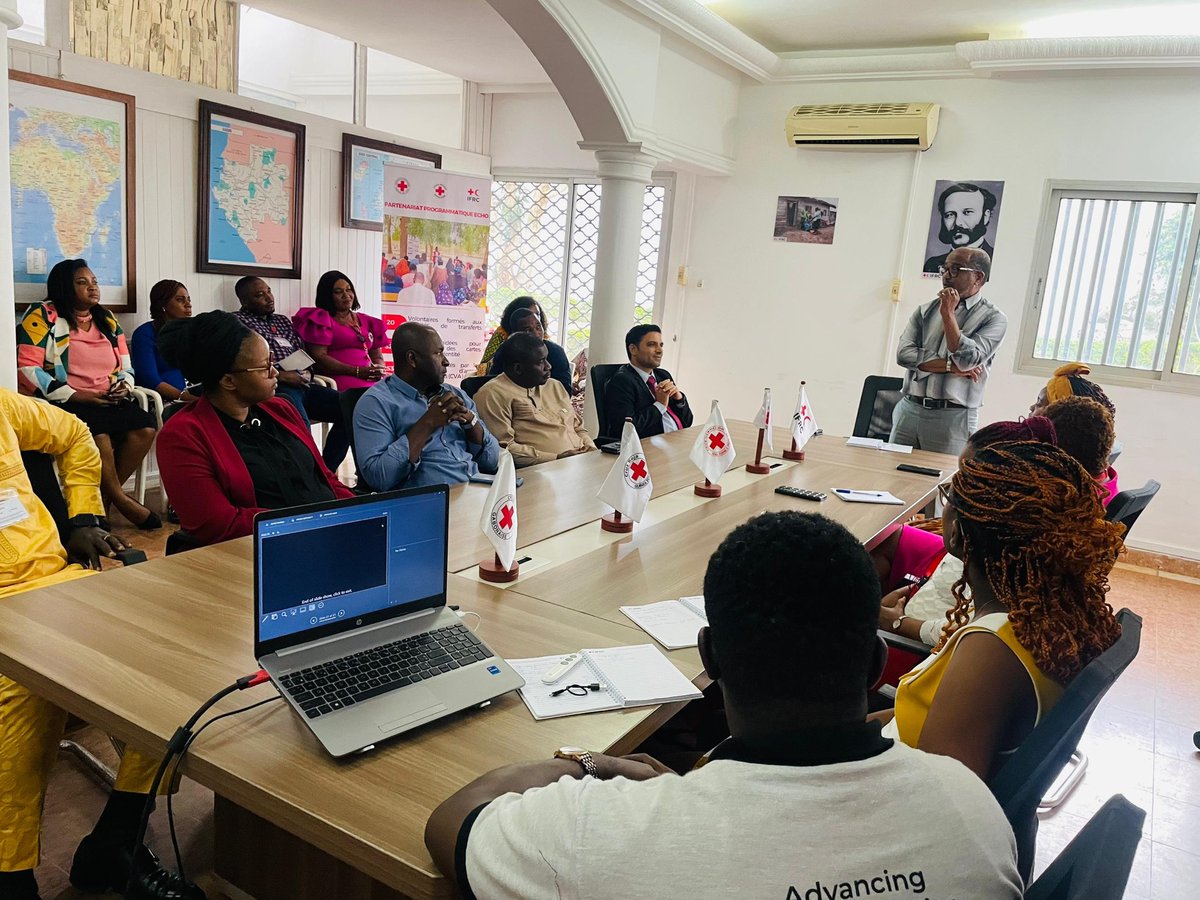 IFRCAfrica's tweet photo. The @IFRCAfrica Regional Director @MukhieOmer is in Cameroon for a 3-day visit. 

Yesterday, he met teams from @IFRCAfrica Yaoundé Country Cluster Delegation and @CroixRougeCam focusing on discussions around our key Pan-African initiatives. https://t.co/b2MO0lhRuL