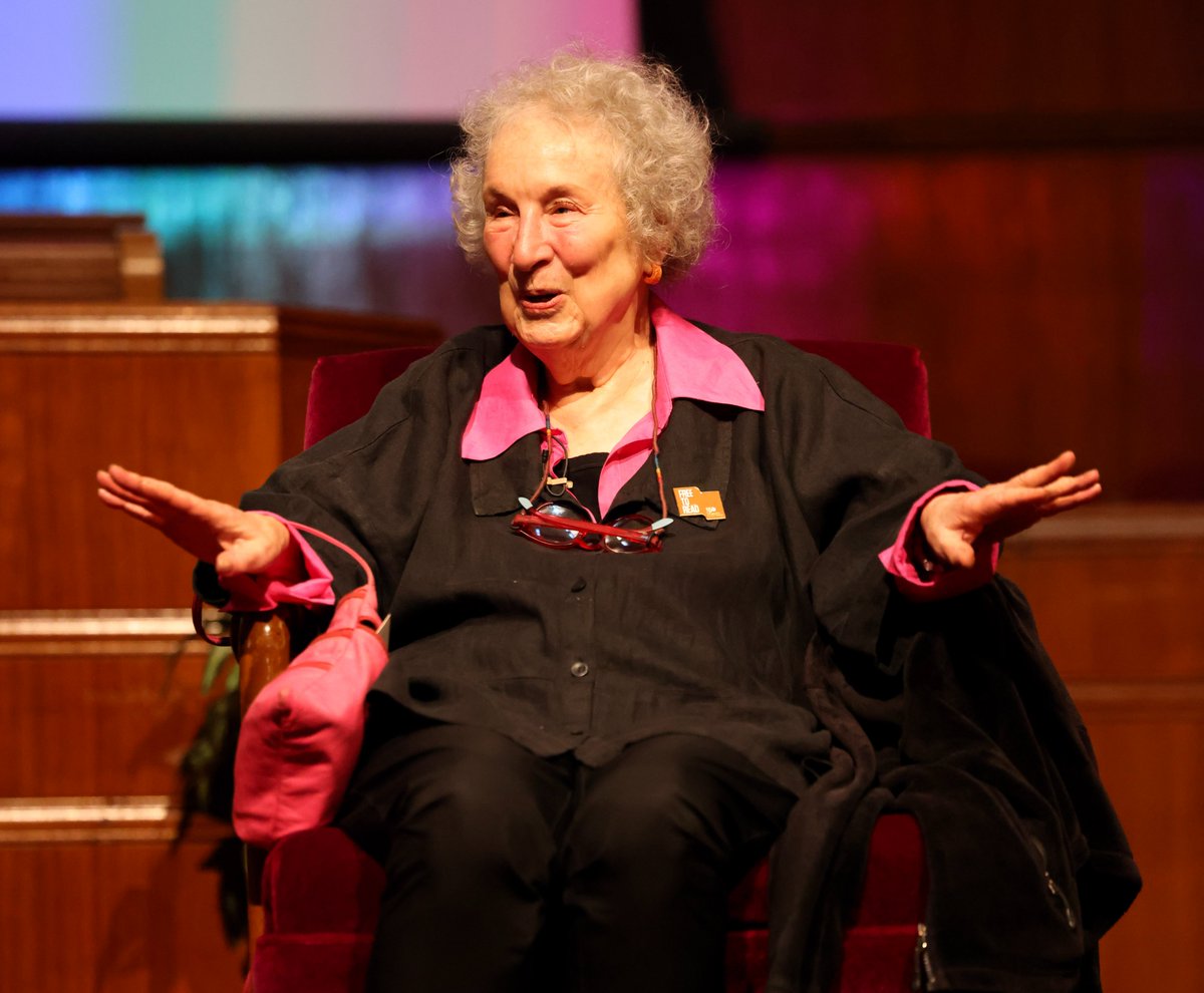 KCLibrary's tweet photo. About the other night...
KC, thank you for welcoming the magnificent @MargaretAtwood, who concluded our #kcLibrary150 speaker series. Between the audience at Unity Temple and the livestream, nearly 2,000 people heard about her love of libraries and the written word.
1/3 https://t.co/HxAhNgOM3Q