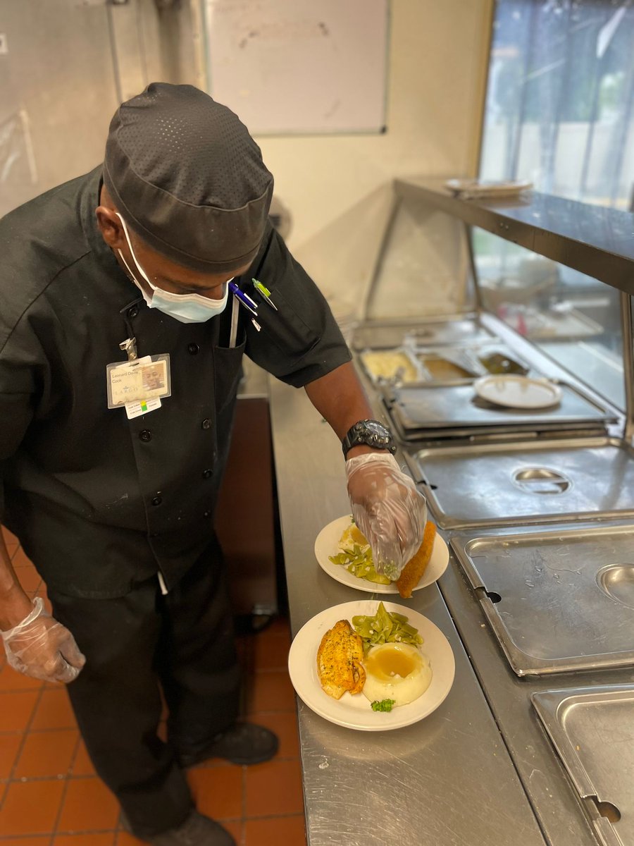 SourcePro_'s tweet image. SourcePro chefs know that great meals start with great training. 

Here, one of our chefs is learning the art of plating in order to level up presentation.
Let us elevate your culinary team.

#FoodService #NursingHomes #Healthcare