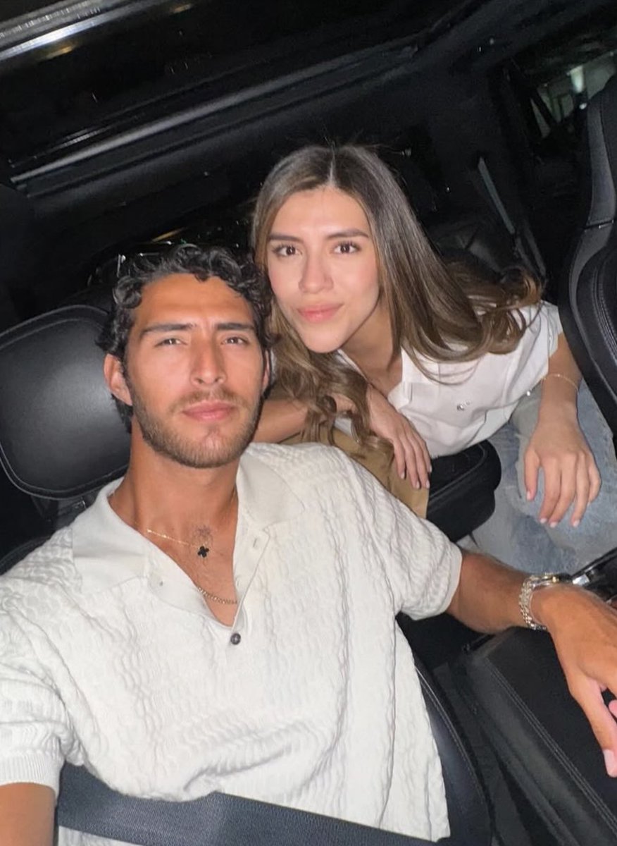 Ante esta mentira,
1. No conozco a la persona del montaje.
2. La foto original es con mi hermano, aquí la dejo.
🤦🏻‍♀️ Este es el viejo país que debemos dejar atrás.