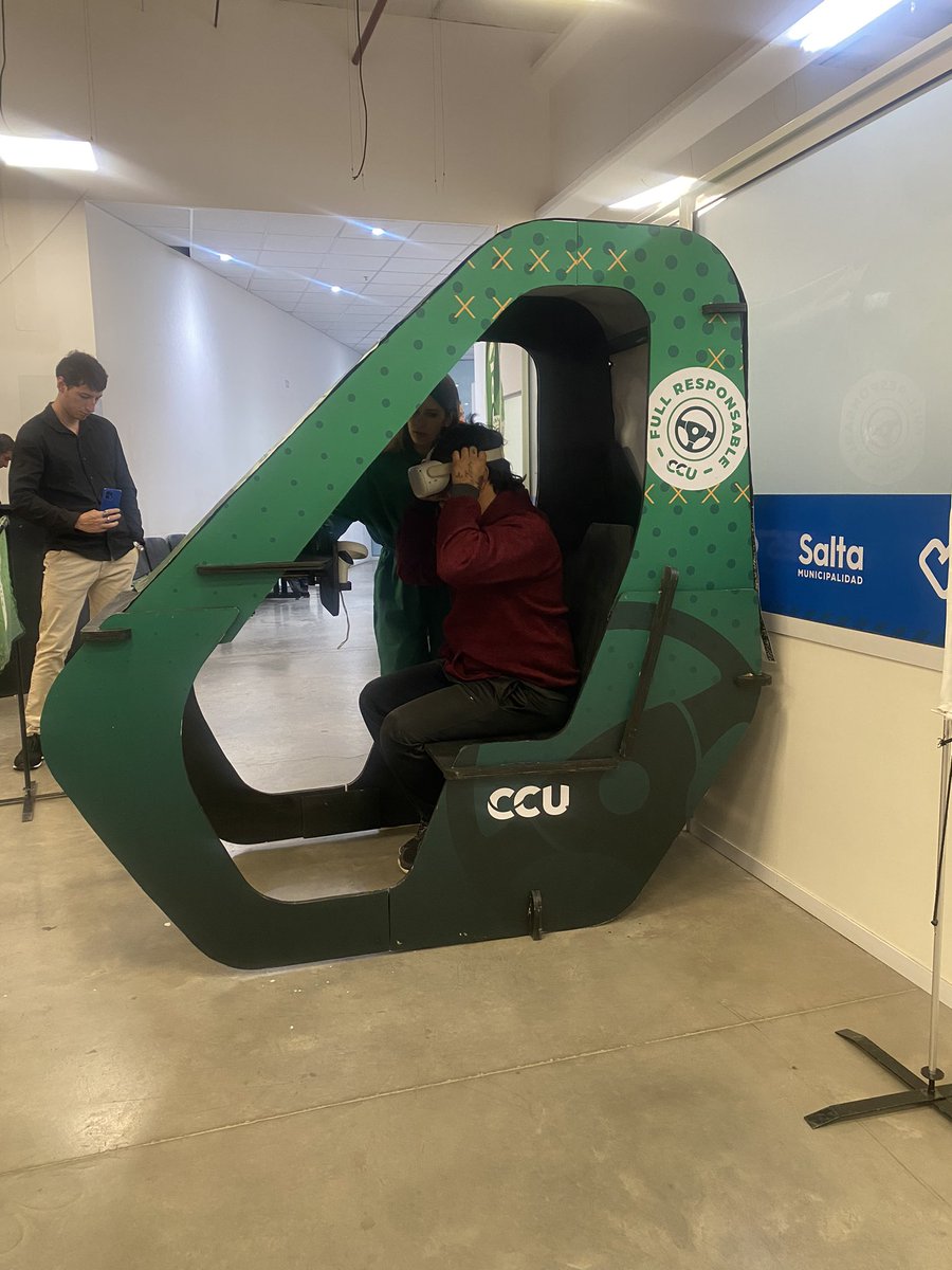 salta_transito's tweet photo. 🚗❌🍺 ¿Qué es #FullResponsable?
Es una campaña de #CCUArgentina para promover el consumo responsable y el conductor designado. 🕹️🍻 Con un juego de realidad virtual, te mostramos cómo el alcohol afecta al manejo. ¡Probalo en📍CEL Paseo Libertad! #SaltaTransito #FullResponsable https://t.co/Yi5FiQ3u2r