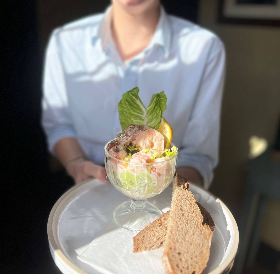 Autumn has landed at The Onslow Arms 🍂

Why not try your hand at our brand-new Atlantic Prawn Cocktail with gem lettuce, Marie Rose sauce and a slice of fresh brown bread? Perfect for this Thursday lunchtime!

@youngspubs