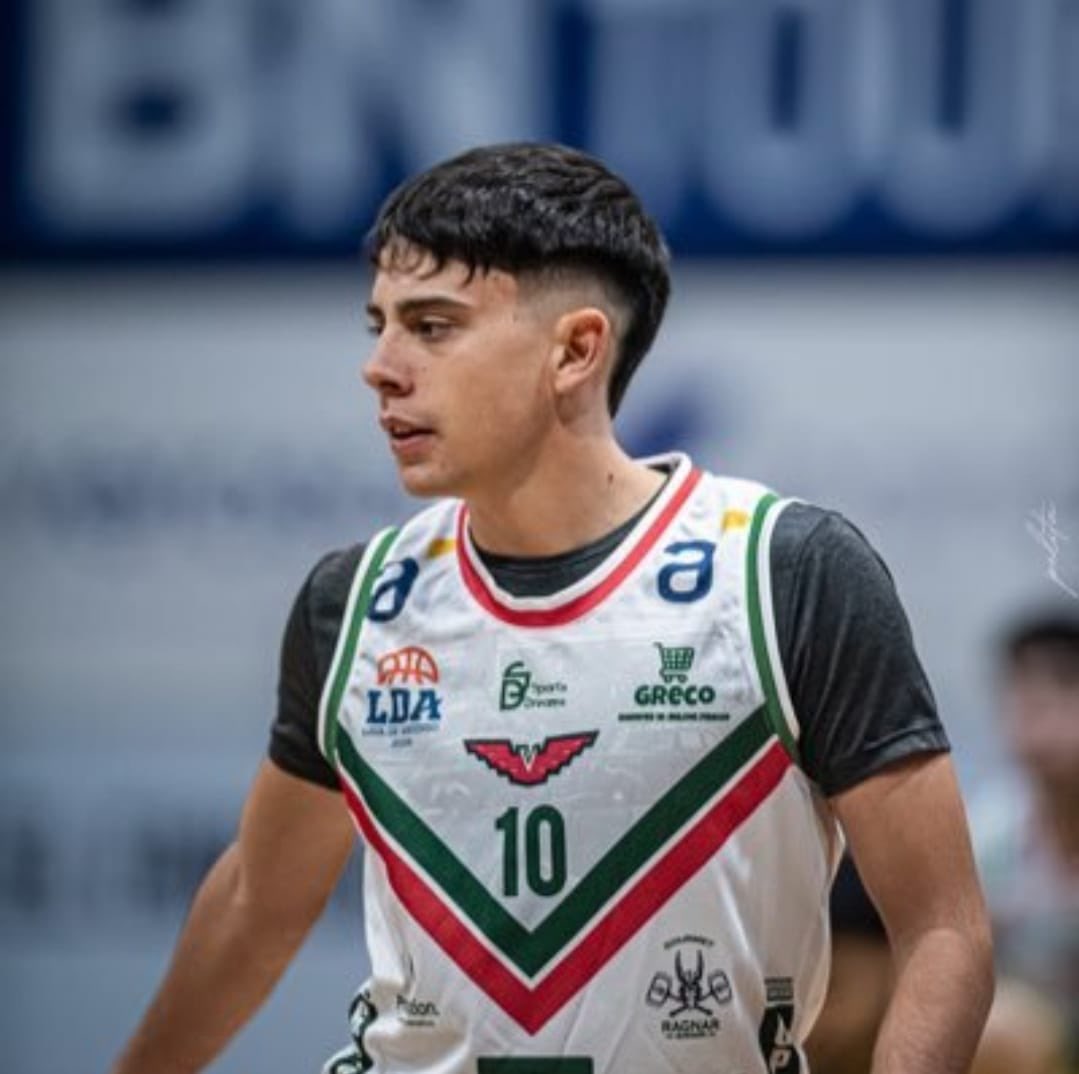 iduran1's tweet photo. Tremendamente feliz por este pibe, devenido hoy en un verdadero gigante. Lo celebra el club, el barrio y sus divinos padres. Grande Omar 💪🏽🏀 https://t.co/w90ebbUiFs