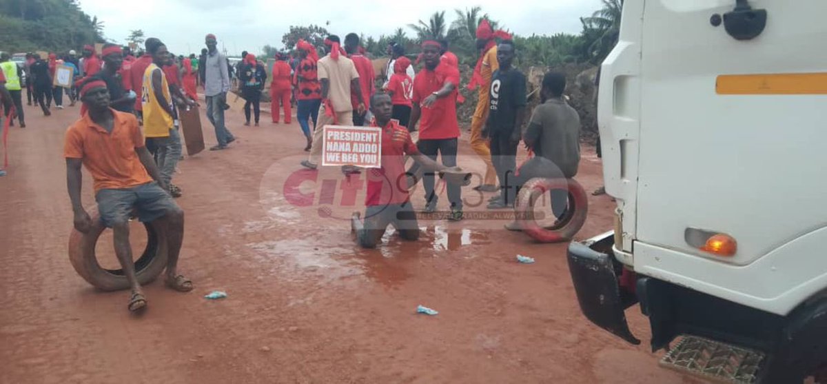 A tense standoff has erupted between residents of Ada, Magazine, Aboabo, Wawase, and Nkurakan, and personnel from the Counter Terrorism Unit of the Ghana Police Service. 

The residents blocked the main Koforidua Nkurakan road in protest of its deplorable condition. Clad in red