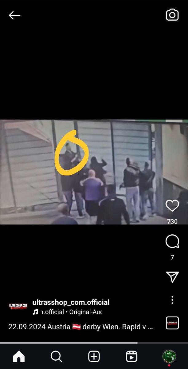 V3rx_Immortal's tweet photo. Und was sagt ihr zum Polizisten mit der hellen Jeans, der den veilchen hilft das Tor vollständig aufzumachen? @LPDWien https://t.co/3bmQq73vJx