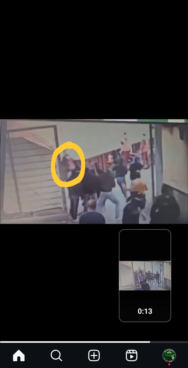 Und was sagt ihr zum Polizisten mit der hellen Jeans, der den veilchen hilft das Tor vollständig aufzumachen? <a href="/LPDWien/">POLIZEI WIEN</a>