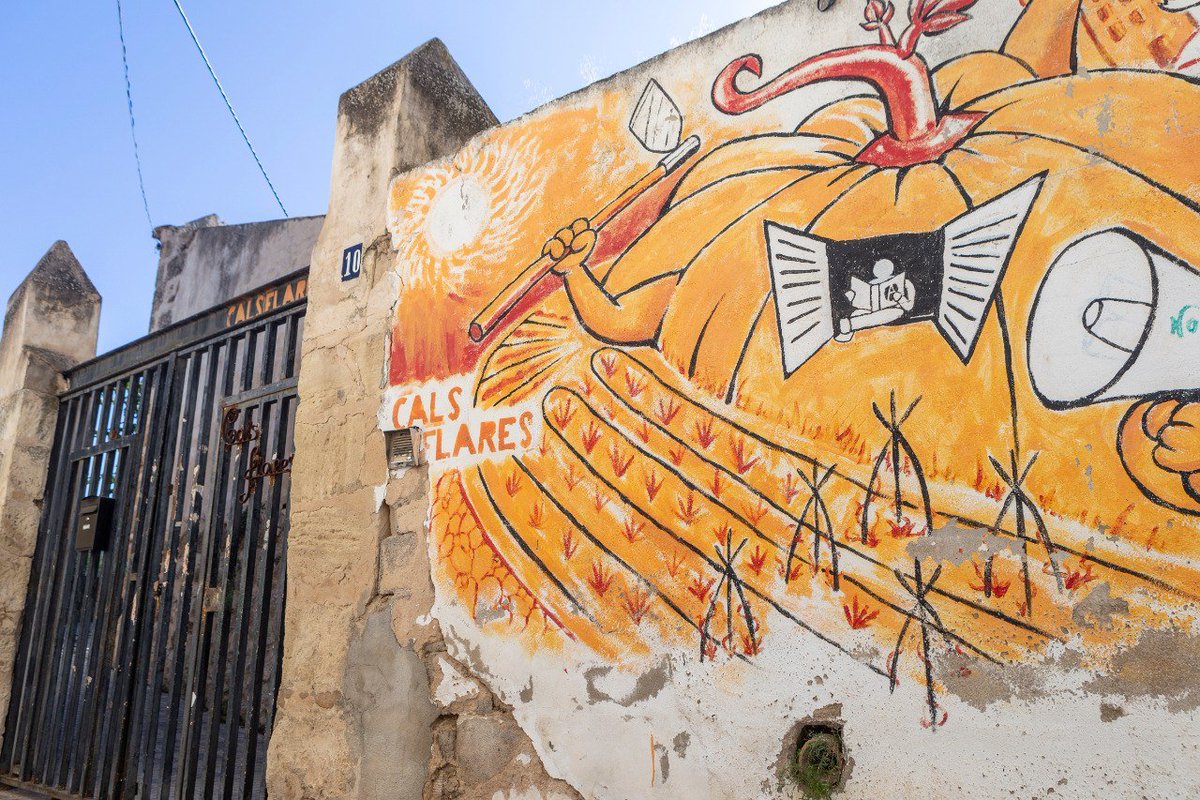 Clar que les històries que expliquen les parets després de 17 anys són importants. Que la terra fèrtil, i Cals Flares era ben fèrtil, ajuda a que brolle la vida.
Però no eren les parets, no era la casa, érem nosaltres. Som.