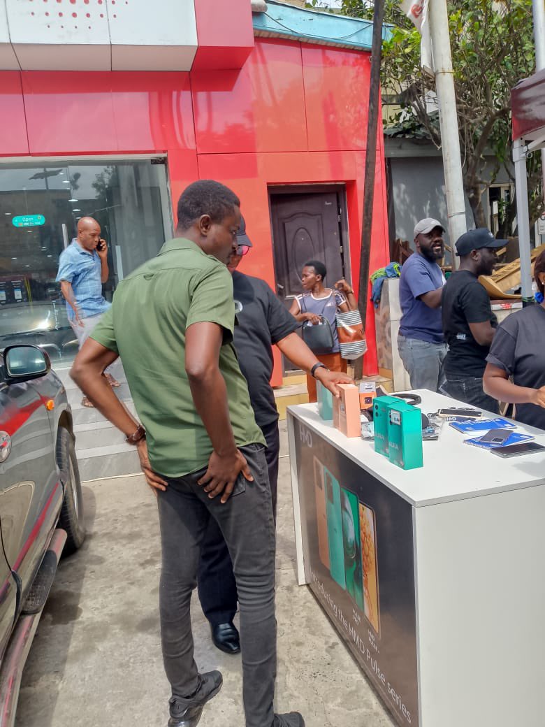 PrimeReachX's tweet photo. Behind the scenes of HMD activation inside Adabraka, Franko trading enterprise.
#Primereach
#hmd
#Activation https://t.co/fTaCEWT1Q4