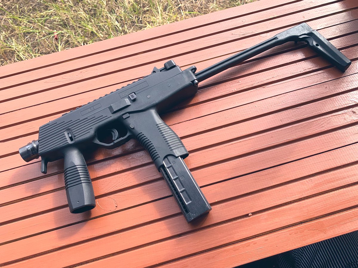 8vIE6JNMNcUA6ve's tweet image. KSC MP9
正直、今使うと古く感じるなー。
見た目良いから、欲しい人は多そうだけど、KSC製SMGだと1番オススメしないかな。

昔TMPの取説の端っこをKSCに送るとトップマウントを送ってくれた事を思い出した。

#KSC #TMP #MP9 #ガスガン　#エアガン