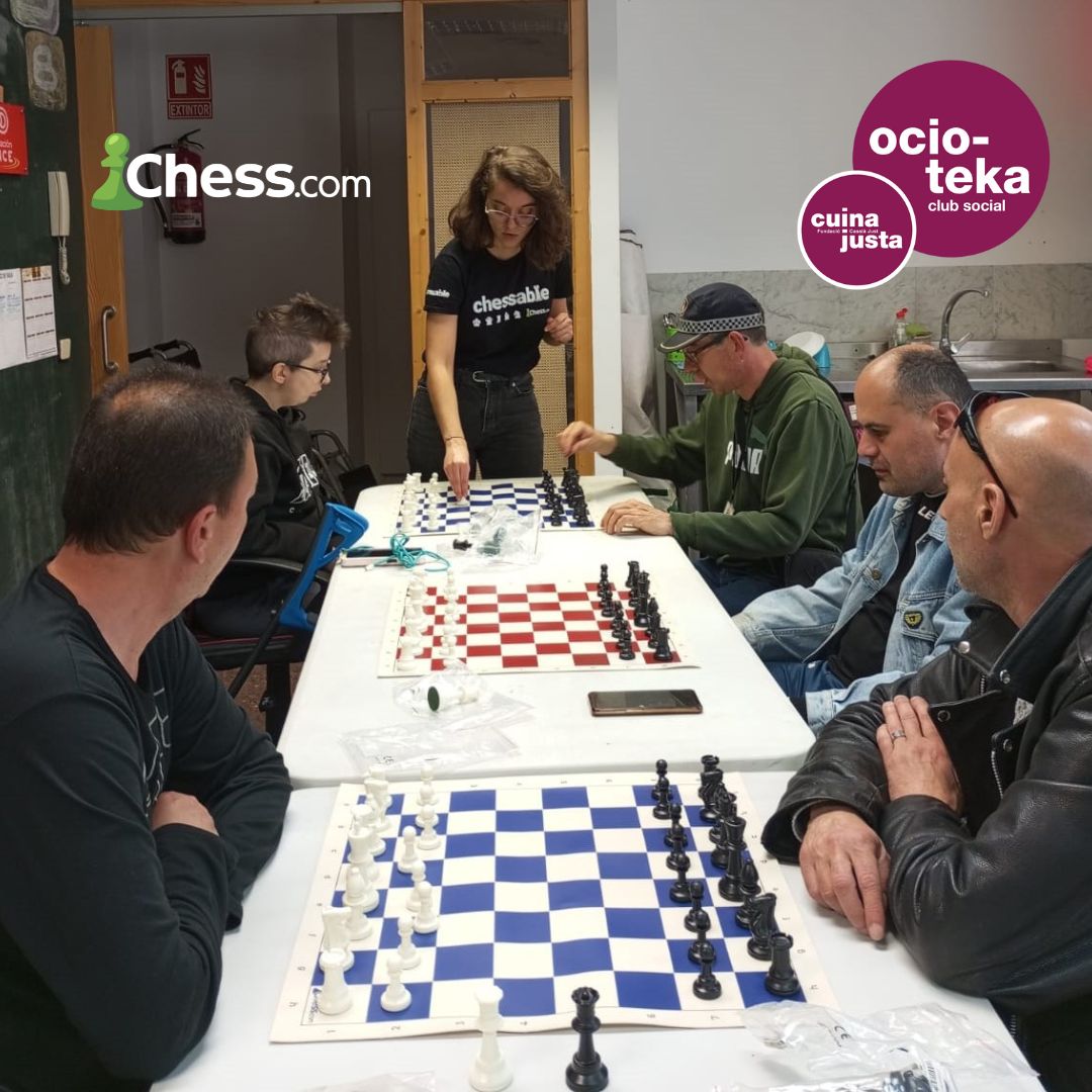 CuinaJusta's tweet photo. Gràcies a @Chesscom i al seu Voluntariat Corporatiu 🤝, el Club Social #Ocioteka de la #FundacióCassiàJust ha pogut gaudir dels escacs, millorant habilitats i establint vincles amb la comunitat 🌍 #FinancatUE #FonsUECat #cuinajusta https://t.co/YKMsZjAjcb