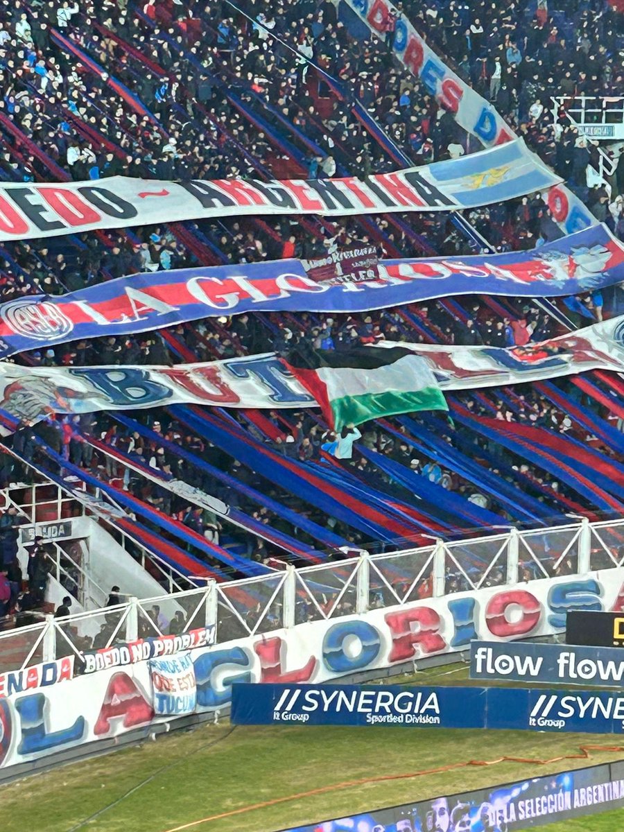 Esto que les voy a contar es algo INCREÍBLE y asusta bastante.

Resulta que el 20 de mayo, un hincha de SAN LORENZO entró a la cancha con una bandera PALESTINA.
No era una bandera con consignas políticas ni nada; era simplemente la bandera de un país.
Lo tremendo es que entonces