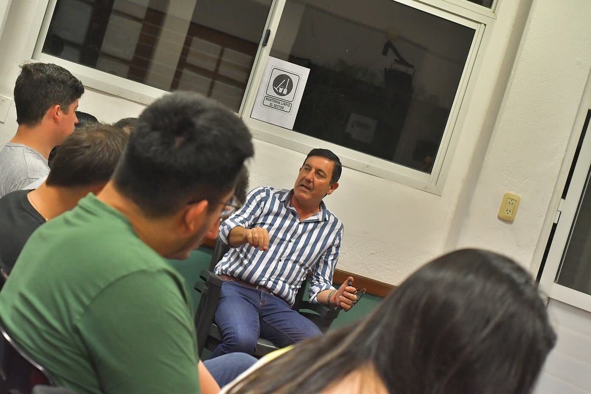 Con Tito y Leiza, hablamos sobre uno de los desafíos de la adm. pública: la modernización 🚀. Nosotros, quienes gobernamos y hacemos política por el bien común, no podemos dejar de capacitarnos constantemente hasta hacer lo que mejor nos sale: transformar a #Corrientes 🇵🇱