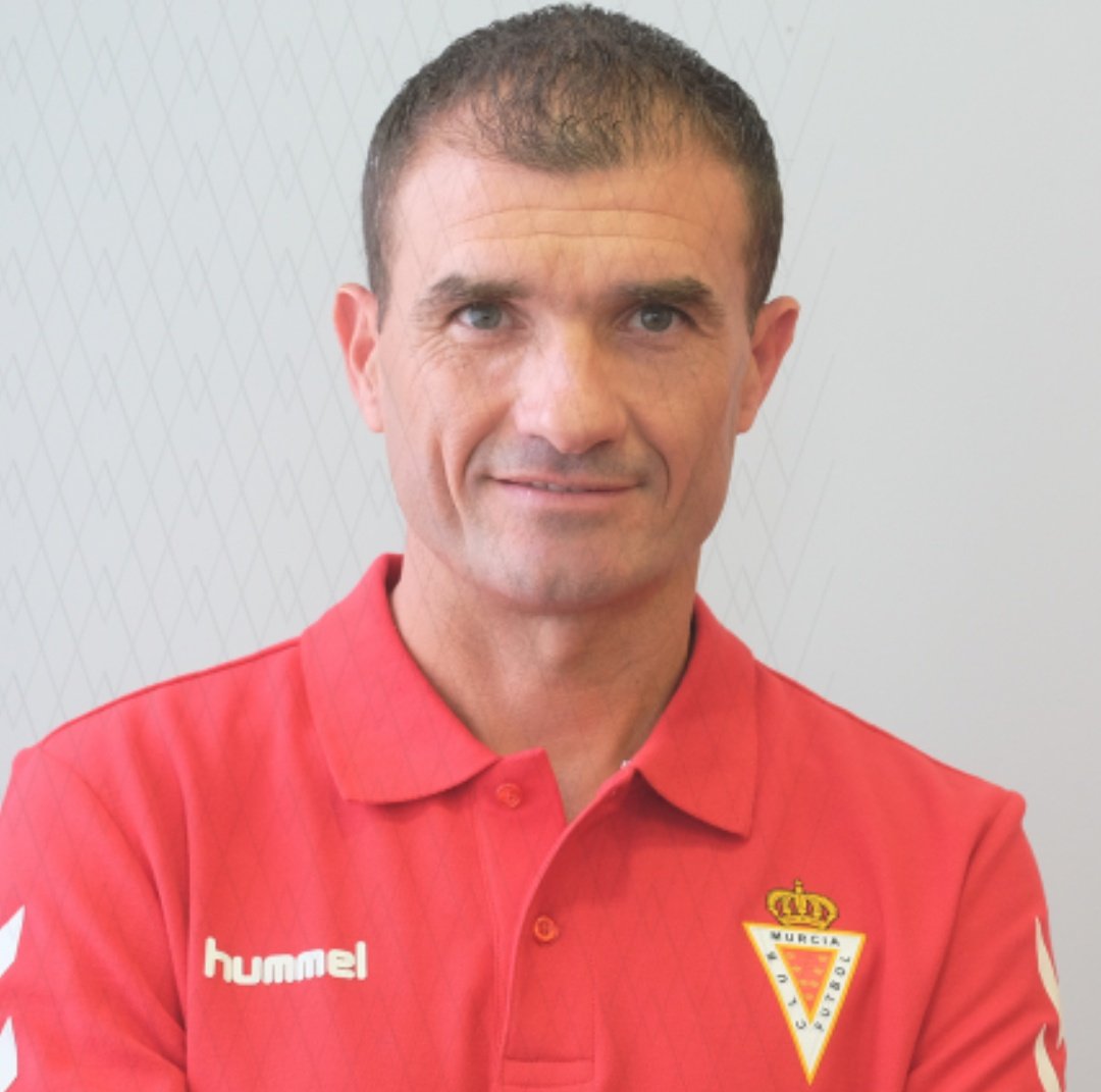 RMolinadeportes's tweet photo. Hoy cumple 💯 años de vida el Imperial de @realmurciacfsad , desde entonces hasta ahora muchos molinenses vistieron su escudo, y el entrenador Pepe Luna le hizo campeón, corría la temporada 2020-21. Enhorabuena por ese centenario. https://t.co/wmw57hNp9q