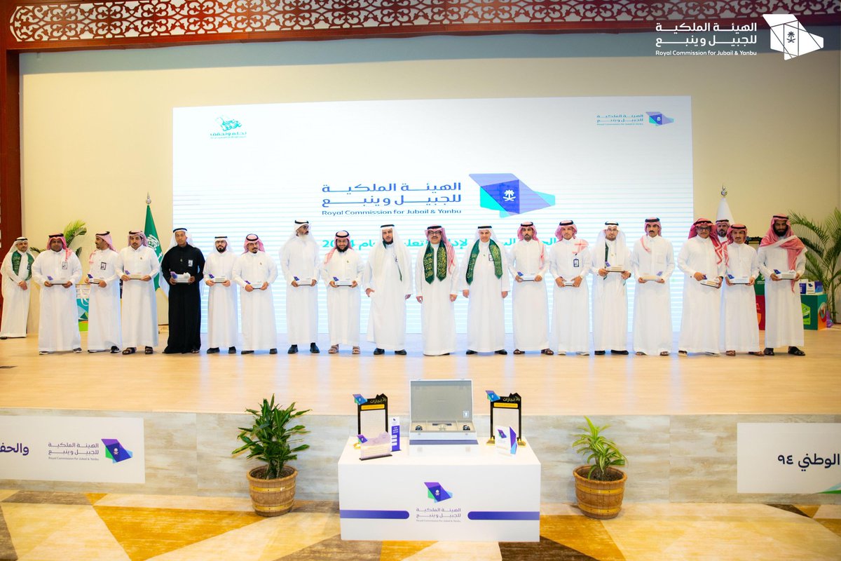 RCJY_Yanbu's tweet photo. في ليلة قدَّم فيها طلاب مدارس الهيئة الملكية بينبع عروضًا إبداعية في حب الوطن 🇸🇦
 الرئيس التنفيذي لـ #الهيئة_الملكية_بينبع
 @AbdulHadiJuh
يرعى الحفل السنوي لإدارة التعليم العام بمناسبة #اليوم_الوطني_السعودي_94، ويفتتح المعرض الفني المصاحب، ويكرِّم المتقاعدين والمتميزين من منسوبي التعليم، وشملت الفئات المكرمة:
▪️المعلمون المنتهية خدماتهم في التعليم بعد سنوات من العطاء والإنجاز.
▪️المعلمون أصحاب الأداء التعليمي المتميز.
▪️المعلمون المساهمون في تحقيق الإنجازات على المستوى المحلي والدولي.
▪️الطلاب محققو الإنجازات على المستوى الدولي، وأصحاب الدرجات العالية في اختبارات القدرات والتحصيلي للمرحلة الثانوية.
▪️المدارس المتميزة في المسابقات والبرامج والأنشطة والفعاليات الداخلية والخارجية.
▪️المدارس المتقدمة في مبادرات الأداء المتميز.
#صناعة_وحياة