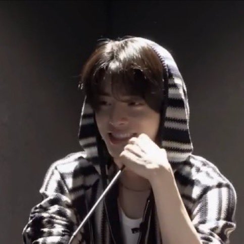 ikeupop's tweet photo. jake looks so soft and tiny 🫳 https://t.co/S3nMeMe6vc
