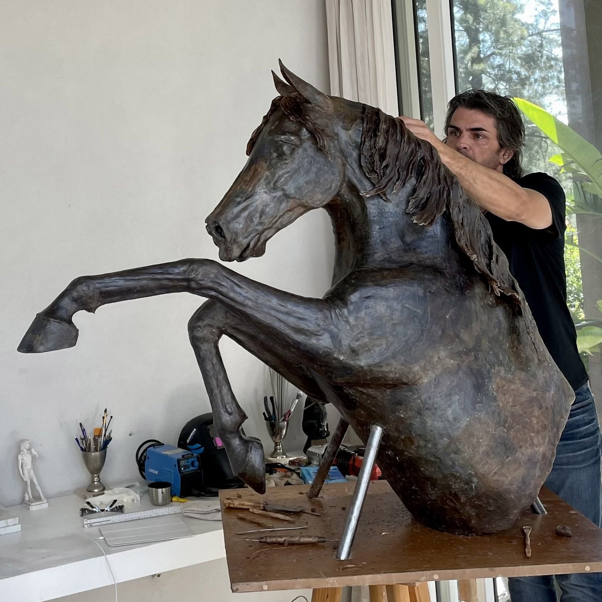 KaterinaMorgan's tweet photo. Ignacio Videla, an artist renowned for his exquisite Arabian horse sculptures. His captivating works have garnered the attention of esteemed polo patrons in the UAE, including Sheika Maitha Al Maktoum from Dubai and Faris Al Yabouni from Abu Dhabi.
 https://t.co/5V75WWeErf https://t.co/XXENRzA5oI