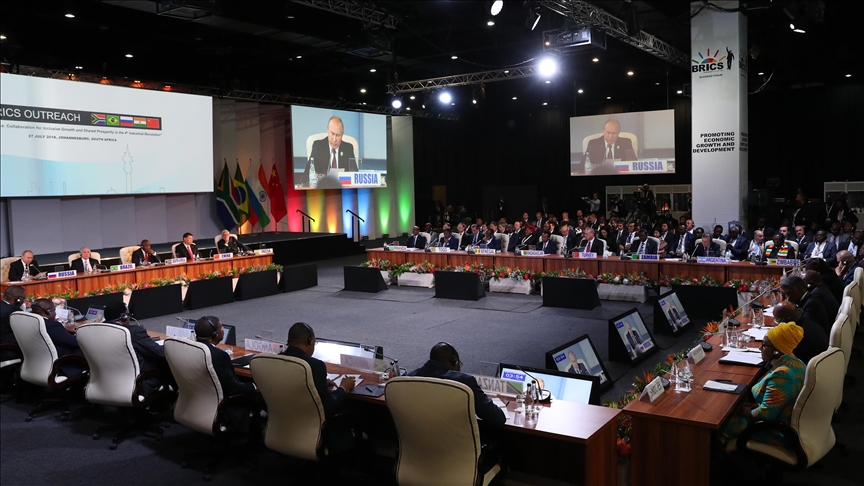 אפגניסטן רוצה להצטרף ל-BRICS, כך לדברי בכיר בשלטון הטאליבאן. אפגניסטן מעוניינת לשלוח נציג להתכנסות של הארגון בסוף אוקטובר ברוסיה.

יותר ויותר נראה שה-BRICS הופך למקבילה לא מערבית של האו״ם, מה שכמובן מעלה את השאלה - מתי המערב יקים מקבילה מערבית לאו״ם?  😄