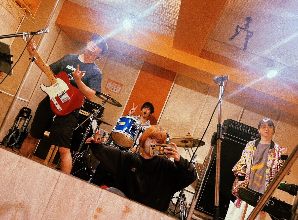 chi3ika21's tweet photo. SAIKABANDスタジオ入ってきたー！！
声は温存しつつ、明日が楽しみすぎる…！
Ba.知音君は急遽体調不良の為、明日はイトーヒカル君がスーパー助っ人として入ってくれます🔥
みんなも季節の変わり目、体調気を付けて全力で楽しみに来てね！

最強のサポートメンバーと共に🌞☄️
#フォーヴィスムの出監 https://t.co/hxwYa5hCzK