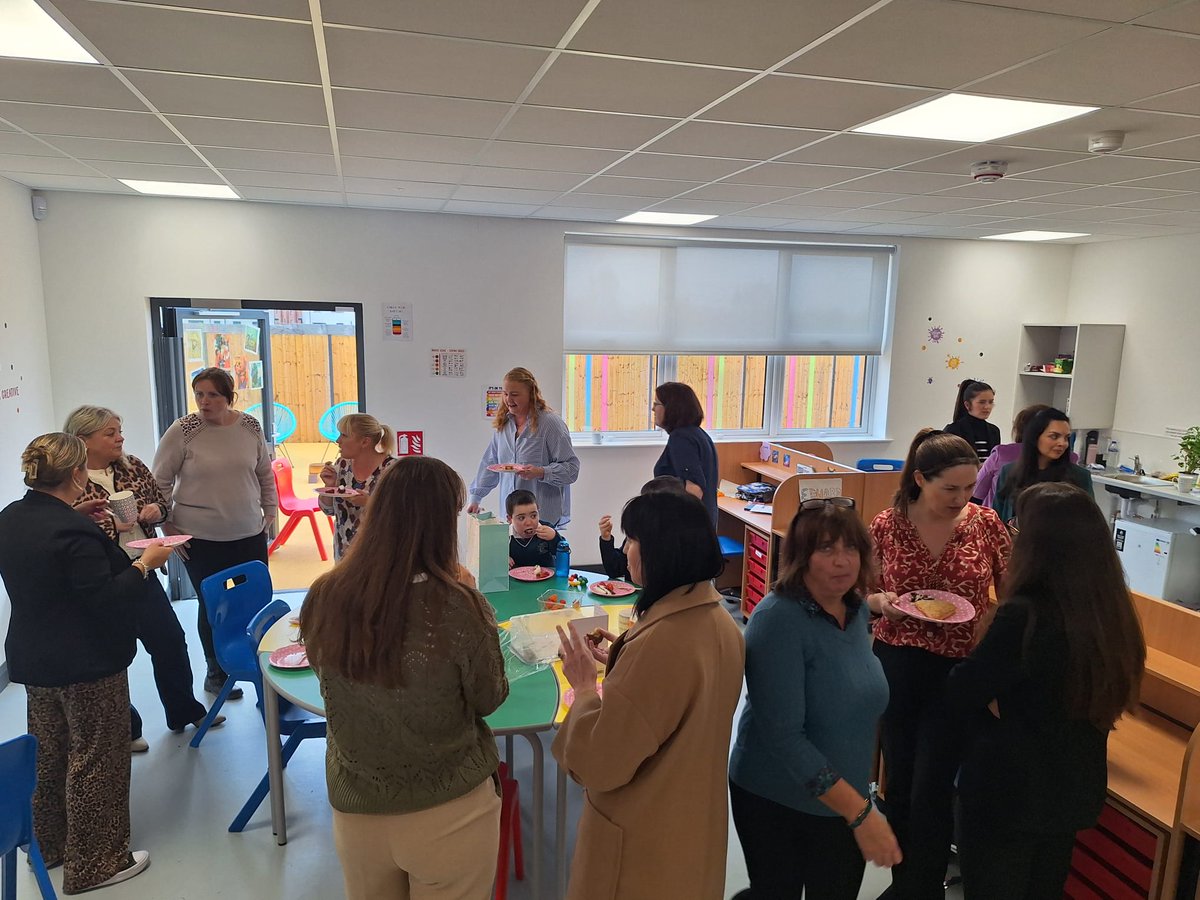 enfield_cc's tweet photo. SNA Appreciation Day at ECC. We're incredibly lucky to have such wonderful people supporting our students. Thank you! 💛 #enfieldcommunitycollege #lmetb @loi https://t.co/2EVpikhto6