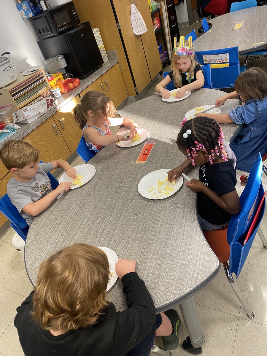 kristingbarton's tweet photo. Mrs. Barton’s Dove 🐬Pre-K!  Happy Birthday Johnny Appleseed! 🍏🍎Making applesauce in Pre-K! @DES_Landrum @GCISD @EarlyGcisd @DESDolphins https://t.co/WsauzJbX6S