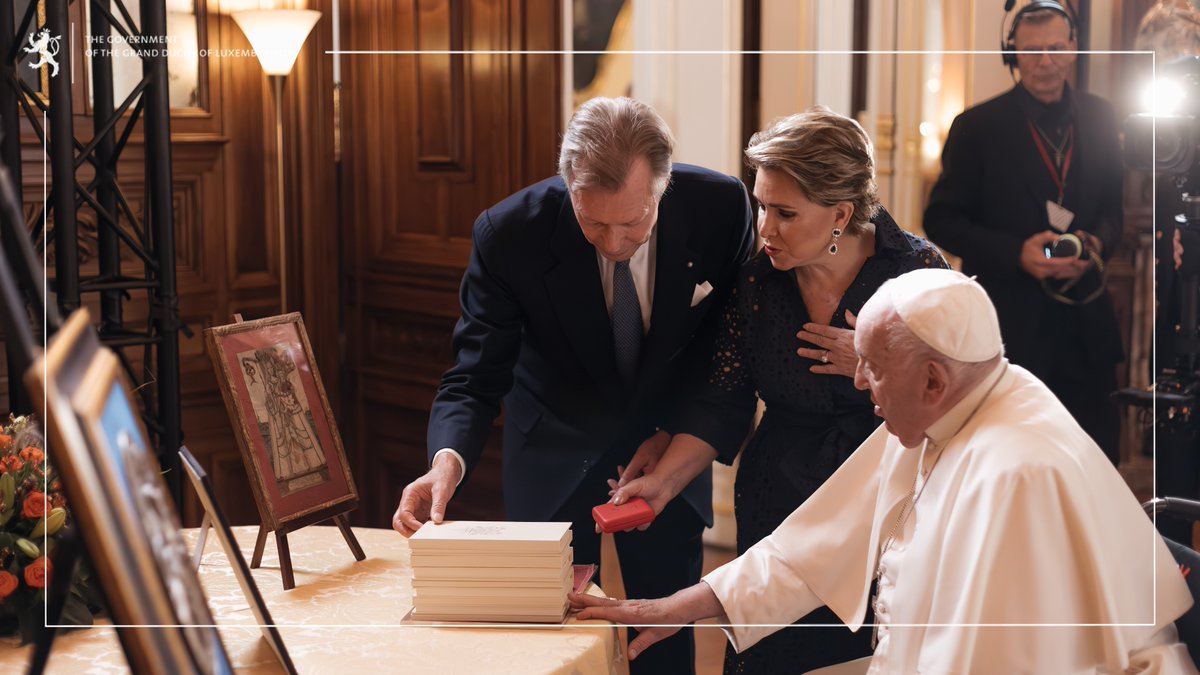 gouv_lu's tweet photo. LL.AA.RR. le Grand-Duc et la Grande-Duchesse ont eu une entrevue avec Sa Sainteté le Pape François au palais grand-ducal. | TRH the Grand Duke and the Grand Duchess had a meeting with His Holiness Pope Francis at the Grand Ducal Palace.
#POPEinLU #gouvernementLU https://t.co/ei5NoRSF0c