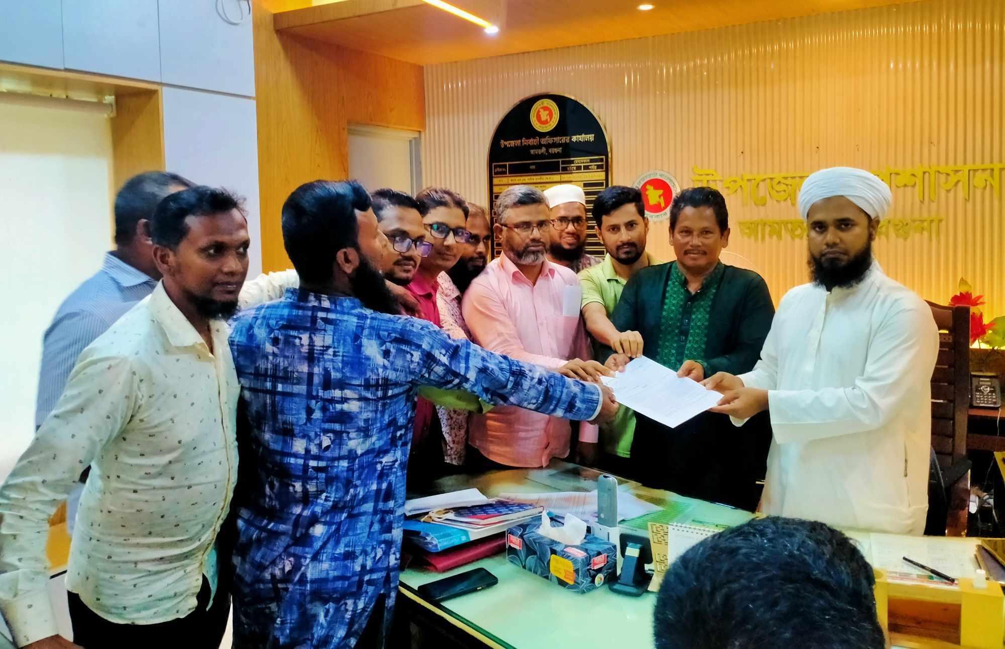 সহকারী শিক্ষকদের ১০ম গ্রেড বাস্তবায়নে স্বারকলিপি প্রদান