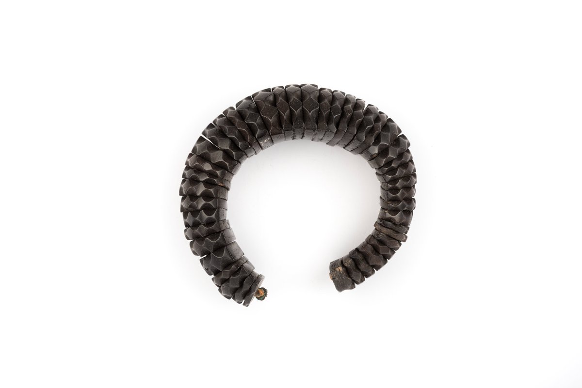YMT_YorkRomans's tweet photo. #Roman jet armlet made of 43 beads. Found during the excavation of a Roman stone sarcophagus burial in Blossom Street, York, 1852. #YorkRomans #archaeology https://t.co/6n5sdhw1af