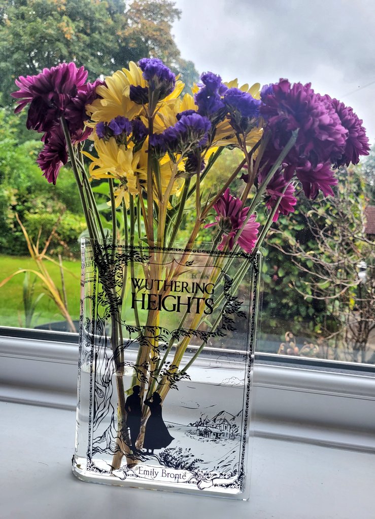 My new vase! 😍📚
#booklovers