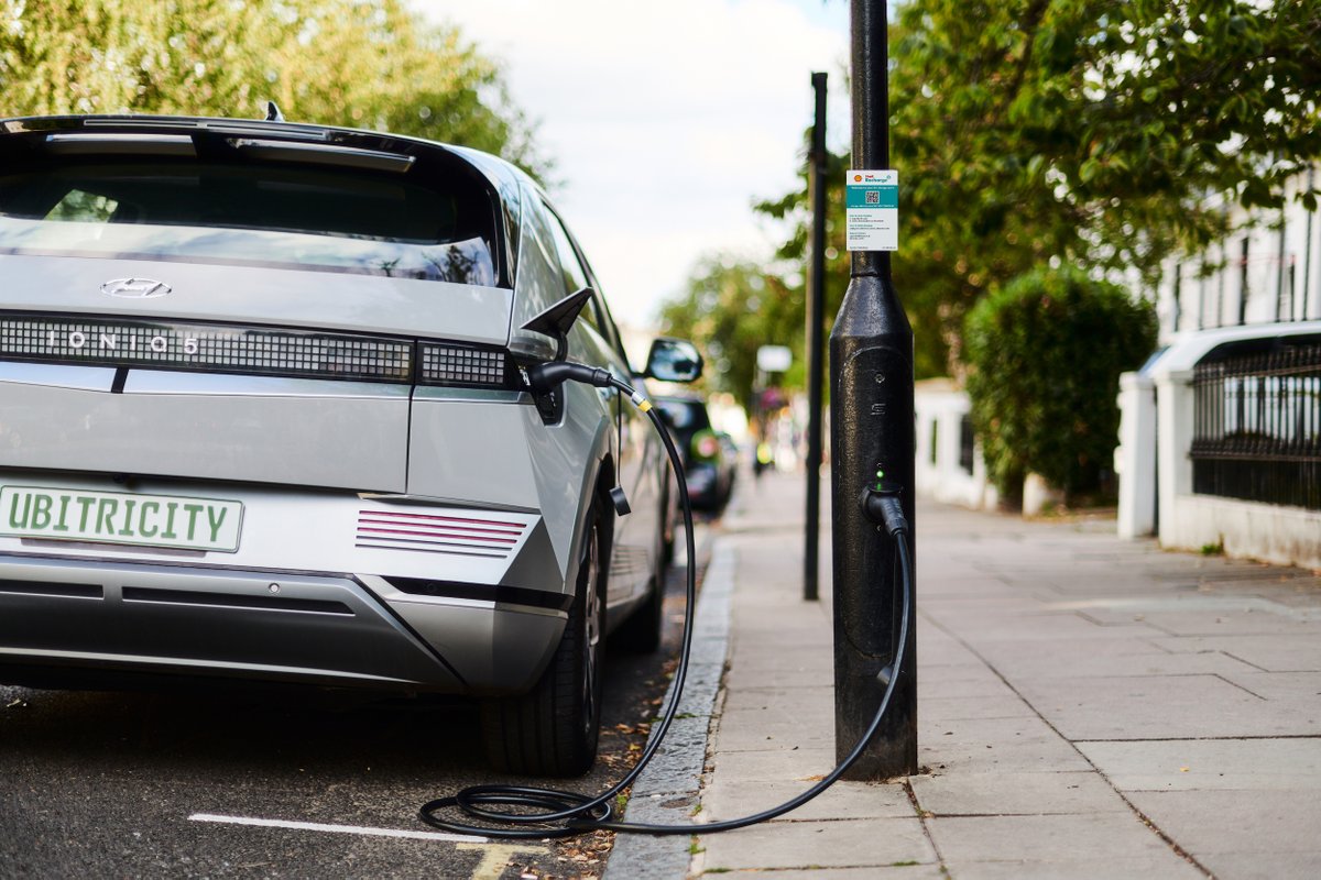 eleymet's tweet photo. UK Power Networks has revised its advice for lamp post charging on streets across south east England, providing a major boost to EV and public charging roll out. https://t.co/Ep2wKZvm6G https://t.co/XLFxK0DTvV