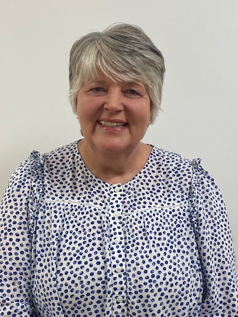 Llongyfarchiadau!   Enillwyr ein 'Gwobr Arweinyddiaeth sy'n Byw Gwerthoedd' yw Jayne   Shevlin. #UBAYCGwobrauStaff2024 <a href="/BaeAbertaweGIG/">Bae Abertawe GIG</a> @MattSBUHB <a href="/SBUHB_Awards/">Swansea Bay UHB Awards</a>