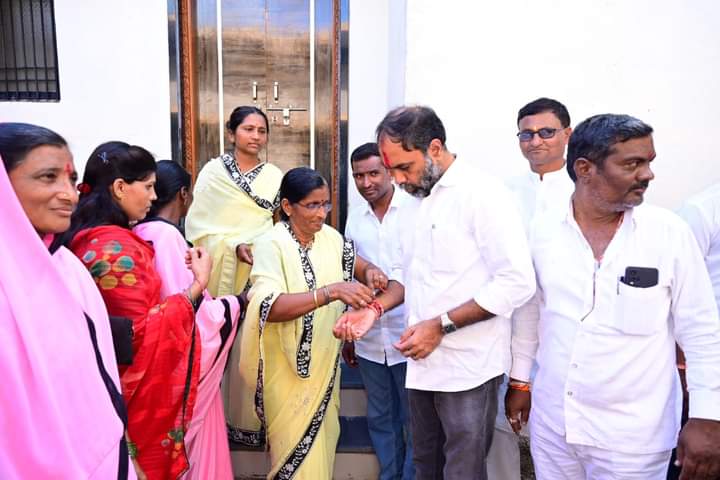 sambhajipatil77's tweet photo. जन सन्मान संवाद यात्रा | गौंडगाव 📍

गौंडगाव येथे जन सन्मान संवाद यात्रेअंतर्गत ज्येष्ठ नागरिक व माझ्या प्रवासात कायम सोबत असलेल्या स्नेहीजनांची संवाद बैठक पार पडली. गावातील माता-भगिनींनी मोठ्या आपुलकीने यावेळी औक्षण करून स्वागत केले. तसेच हातामध्ये राखी बांधून शुभेच्छा दिल्या. मुख्यमंत्री माझी लाडकी बहिण योजनेअंतर्गत मिळालेल्या लाभ विषयी सांगून महायुती सरकारच्या कामाविषयी आनंद आणि विश्वास त्यांनी व्यक्त केला.

यावेळी निलंगा मतदारसंघातील विविध विकास कामांवर चर्चा करत गावात होत असलेल्या विकास कामांचा आढावा घेतला. प्रसंगी सरपंच जयश्रीताई बिरादार यांच्या निवासस्थानी बैठकीचे आयोजन करण्यात आले होते. ज्यामध्ये नागरिकांशी संवाद साधून विविध विषय जाणून घेतले. आगामी काळ हा आपल्या सर्वांच्याच परीक्षेचा काळ असून आपल्या सर्वांचे आशीर्वाद आणि ऐकीनेच मतदारसंघाच्या विकासातील सातत्य टिकणार आहे. त्यामुळे आपल्या सर्वांचे आशीर्वाद असे पाठीशी कायम ठेवावेत, असे आवाहन सर्वांना केले.

याप्रसंगी कृ.उ.बा.स.चे संचालक राजकुमारजी बिरादार, पंचायत समिती सदस्य सोमनाथजी बोरोळे, तालुकाध्यक्ष काशिनाथजी गरीबे, जिल्हा परिषद स���स्य प्रशांतजी पाटील जवळगेकर, बुथप्रमुख शिवाजी बिरादार जी, विजयकुमारजी बोरोळे, अनुसयाताई बिरादार, उर्मिलाताई बिरादार, विठ्ठलरावजी बोरोळे, नागोरावजी बिरादार, वहाबजी पटेल, भागवतजी भातंब्रे आदींसह ग्रामस्थ मोठ्या संख्येने उपस्थित होते.

#जनसन्मानसंवाद #गौंडगाव  #जवळगा #लोकप्रतिनिधी #विकासकाम #महाराष्ट्र #ग्रामीणविकास #BJP #bjpmaharastra #DevelopmentJourney #GramSabha #Maharashtra