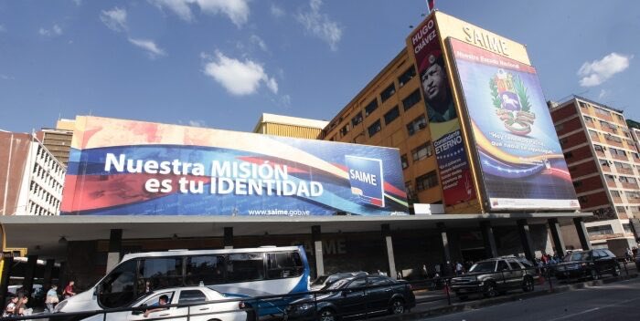 Cambioweb's tweet photo. LO ÚLTIMO | Según informó este miércoles el Servicio  Administrativo de Información, Migración y Extranjería (SAIME) los Venezolanos que solicitaron pasaportes en consulados cerrados solo podrán retirarlos en Caracas. https://t.co/AaacKLf0sX