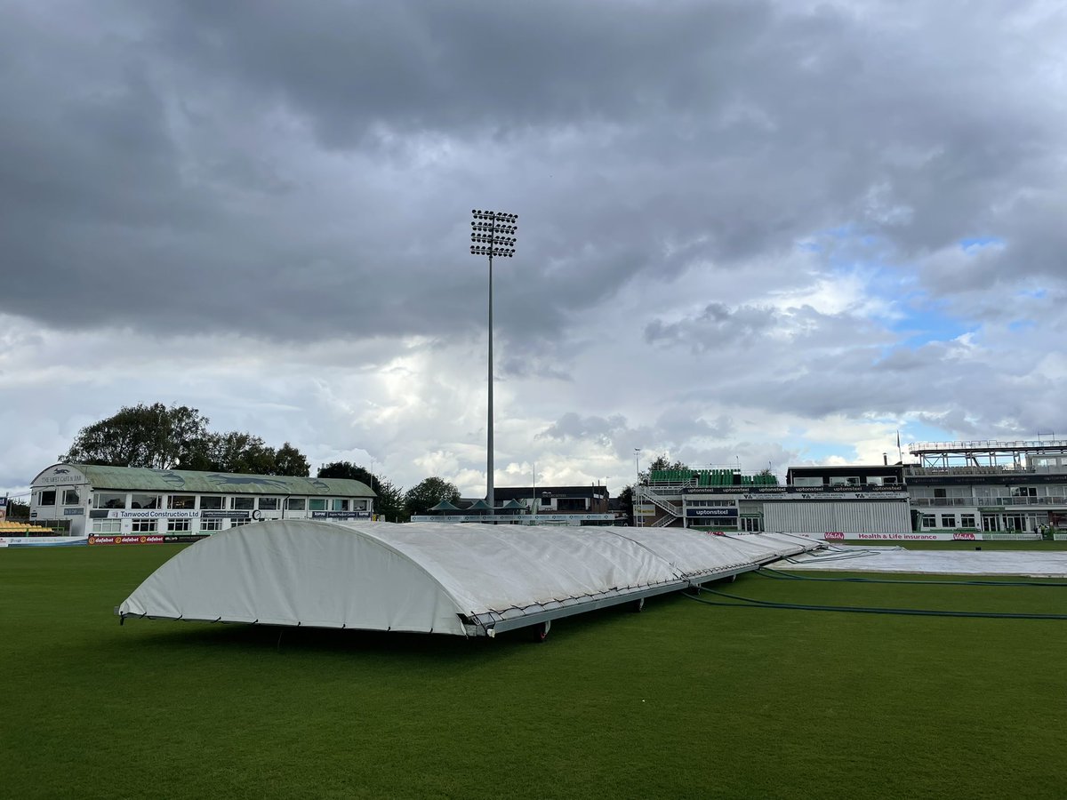 leicsccc's tweet photo. Play has officially been abandoned for the day. ๐ฉ
We go again tomorrow. Fingers crossed for some better weather. ๐ค
๐ฆ#LEIvDER https://t.co/EF0izS6EZq