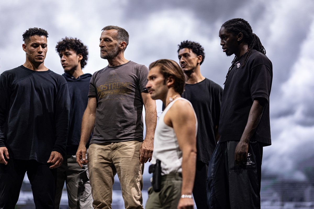 [actu] <a href="/afpfr/">Agence France-Presse</a>  Trente ans après le film, « La Haine » déboule en comédie musicale bit.ly/3XZbic0 A <a href="/LaSeineMusicale/">La Seine Musicale</a>  Reportage en coulisses de <a href="/karineperret/">Perret</a>