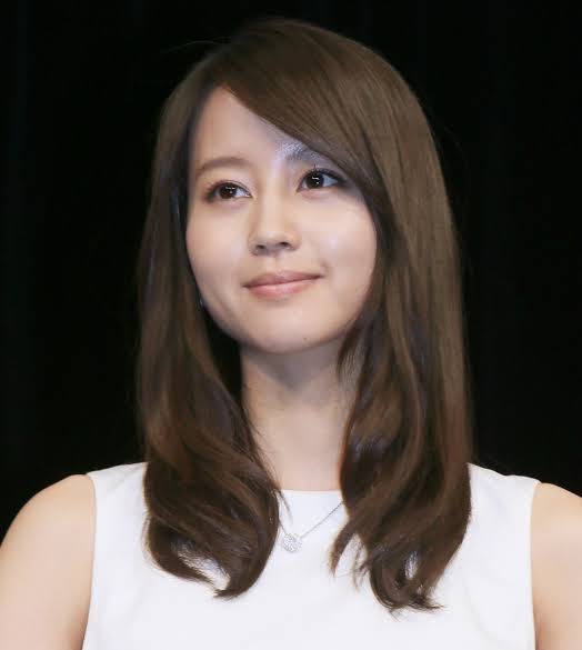 QcO74VgZVtqkeUB's tweet photo. 堀北真希さんの可愛いから美しいになっていくのが素敵🥺

「可愛い」って言葉はルックスがいいってだけで使うけど

「美しい」は
・自信がある
・余裕がある
・姿勢がいい
・自分に合うものを身につけている
全部が揃わないと使わない言葉よね🥺 https://t.co/8Wyh7Xz5H4