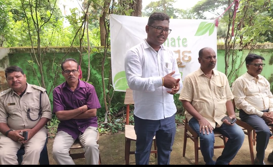 EarthAgain_IN's tweet image. Climate Panchayat organised by the @sambad_odisha Group in Gunupur, addressed by MLA Satyajeet Gomango focusing on climate change awareness and sustainable practices.

#earthagain #togethertodayfortomorrow #punaschapruthibi #planetfirst  #climatepanchayat
