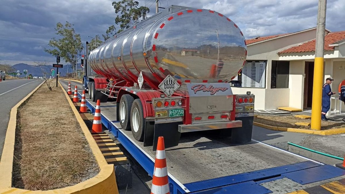 Supertransporte's tweet photo. Continuamos trabajando desde la promoción y la prevención, realizando visita de inspección del Programa Especial de Control al Sobrepeso PECSO, en las estaciones de pesaje del @InviasOficial, El Cano y La Botana, Operadas y administradas por la Unión Temporal Peajes Nacionales. https://t.co/gsrr2moS8I