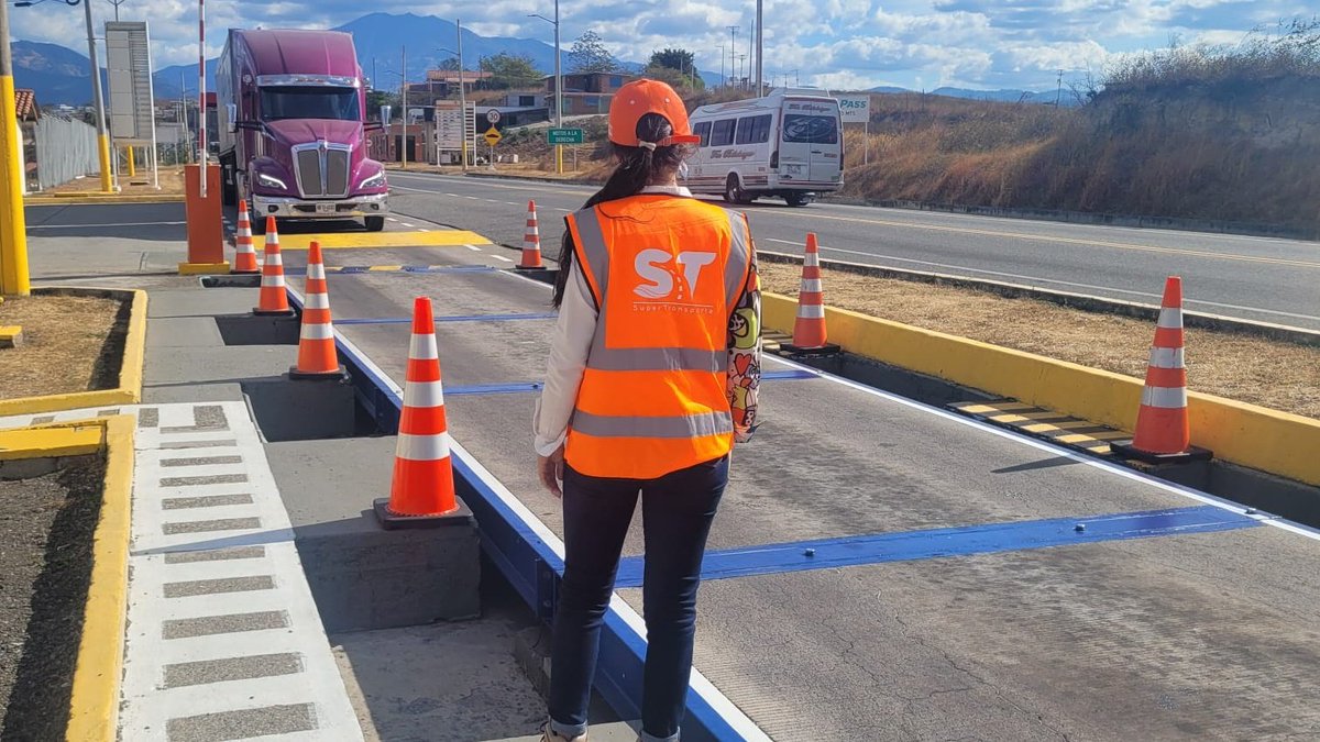 Supertransporte's tweet photo. Continuamos trabajando desde la promoción y la prevención, realizando visita de inspección del Programa Especial de Control al Sobrepeso PECSO, en las estaciones de pesaje del @InviasOficial, El Cano y La Botana, Operadas y administradas por la Unión Temporal Peajes Nacionales. https://t.co/gsrr2moS8I